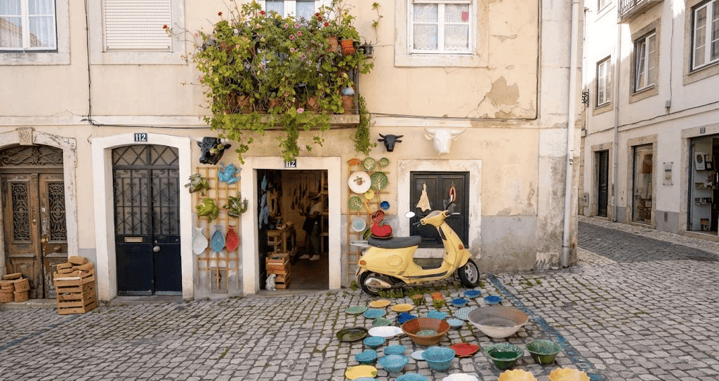 A cultural solo trip to Porto cannot miss ceramics shops
