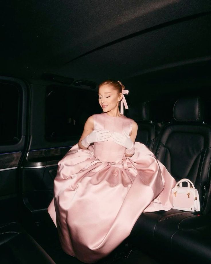 Ariana Grande’s Glinda-inspired style
