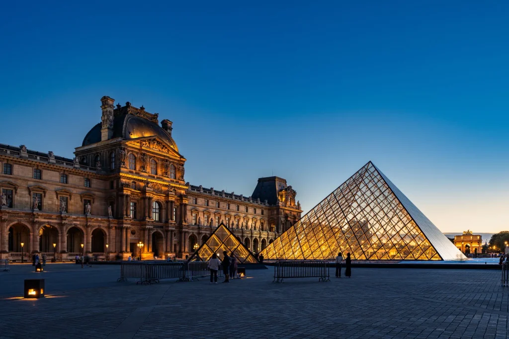 Discover Louvre Museum.